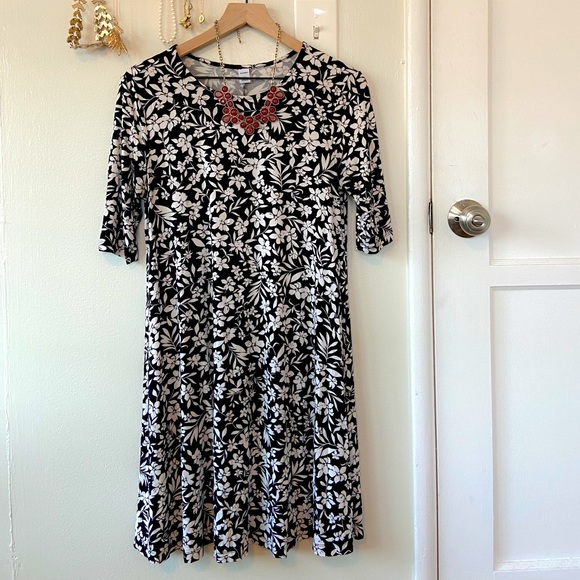 ❌SOLD❌ Old Navy Floral Shift Dress - Picture 1 of 2